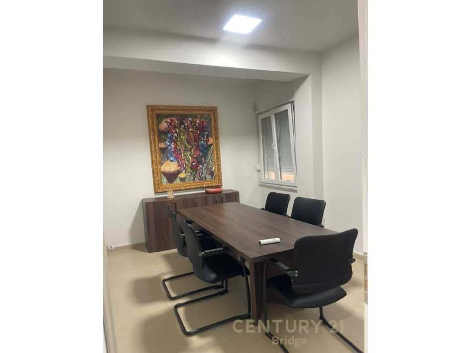 Tirane, jap me qera zyre , 172 m² 2.000 € (Rruga e Kosovarëve)