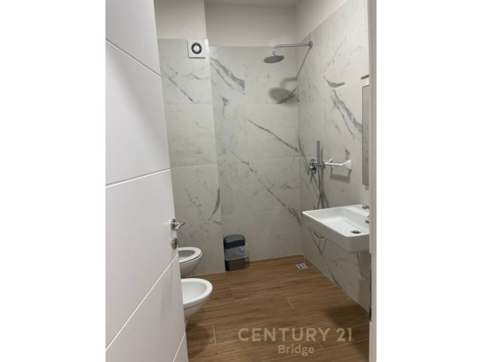 Tirane, jap me qera zyre , 172 m² 2.000 € (Rruga e Kosovarëve)