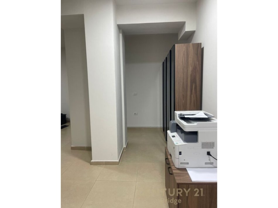 Tirane, jap me qera zyre , 172 m² 2.000 € (Rruga e Kosovarëve)