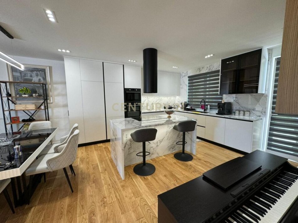 Tirane, shitet apartament 3+1 Kati 3, 340 m² 880.000 € (kodra e diellit)