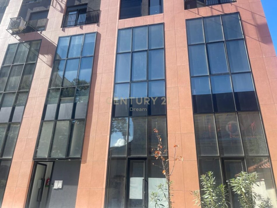 Tirane, jepet me qera ambjent biznesi Kati 0, 198 m² 3.900 € (Rruga e Kavajes DREAM101885)