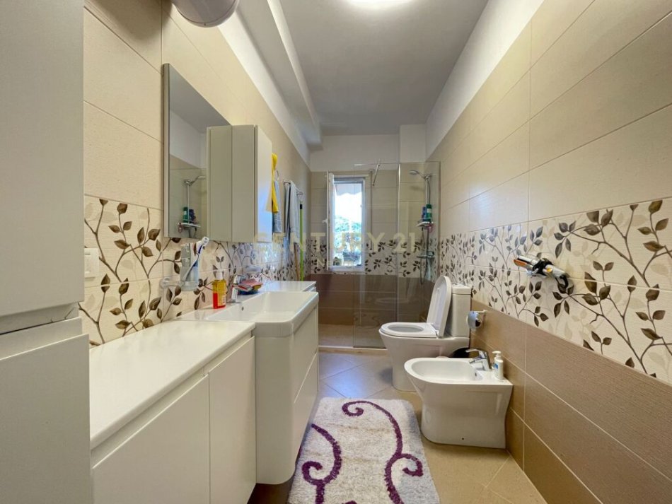 Tirane, jepet me qera apartament 2+1 Kati 4, 115 m² 900 € (Liqen i thate)
