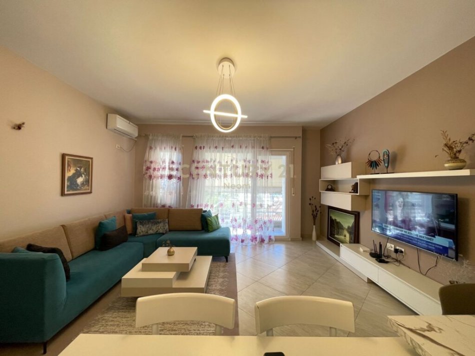 Tirane, jap me qera apartament 2+1+Ballkon , 115 m² 900 € (Liqeni i Thatë)