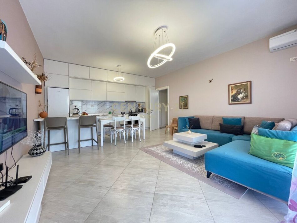 Tirane, jap me qera apartament 2+1+Ballkon , 115 m² 900 € (Liqeni i Thatë)