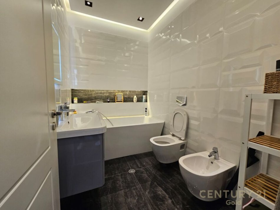 Tirane, shes apartament 3+1+2 , 172 m² 350.000 € (Liqeni i Thatë)