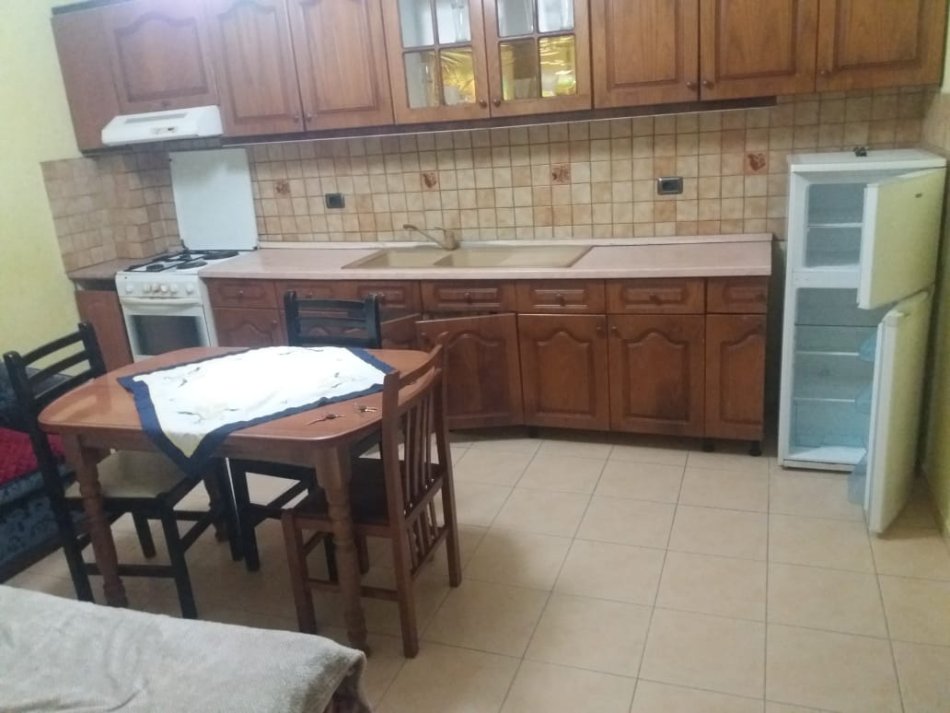 Tirane, jepet me qera apartament 1+1 Kati 2, 60 m² 298 € (Vilat Gjermane)