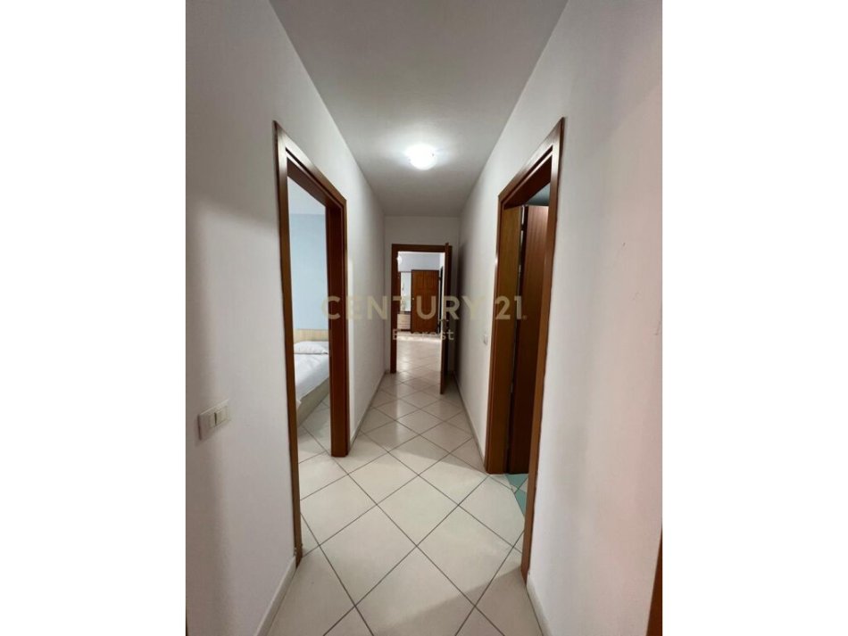 Tirane, jepet me qera apartament 2+1 Kati 9, 100 m² 700 € (RRUGA E BARRIKADAVE)
