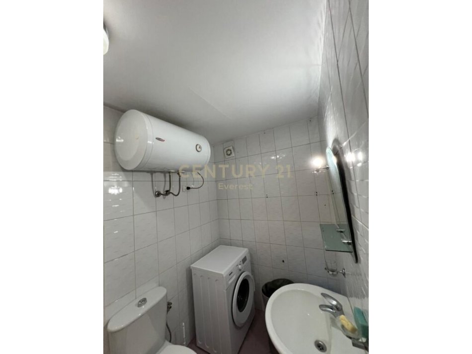 Tirane, jepet me qera apartament 2+1 Kati 9, 100 m² 700 € (RRUGA E BARRIKADAVE)