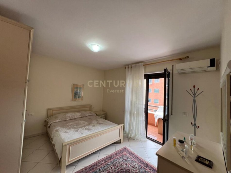 Tirane, jepet me qera apartament 2+1 Kati 9, 100 m² 700 € (RRUGA E BARRIKADAVE)