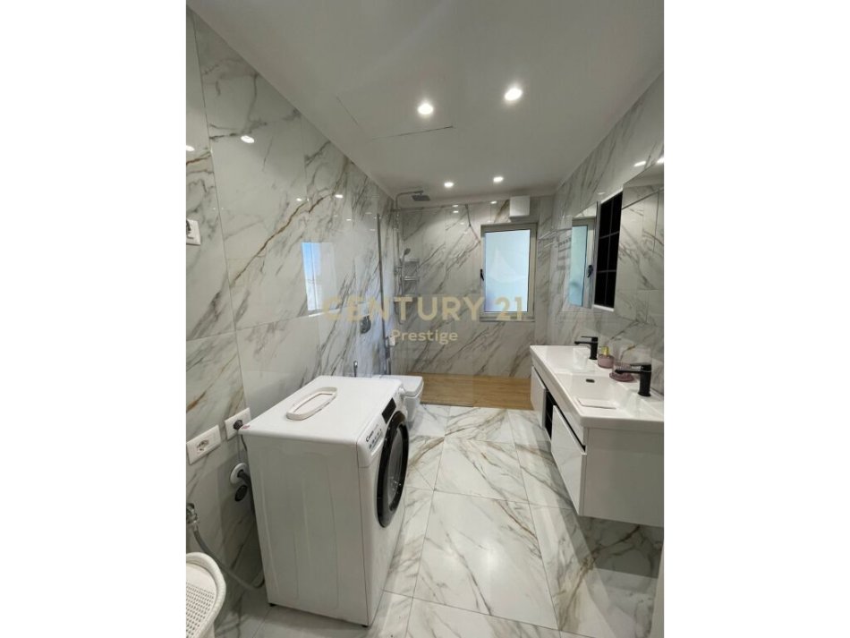 Tirane, jepet me qera apartament 3+1+Ballkon Kati 9, 153 m² 2.200 € (rruga e elbasanit)