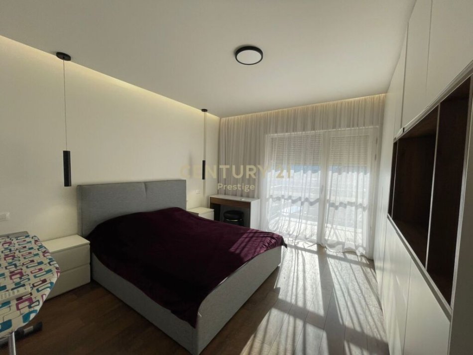 Tirane, jepet me qera apartament 3+1 Kati 9, 153 m² 2.500 € (Ambasada amerikane)
