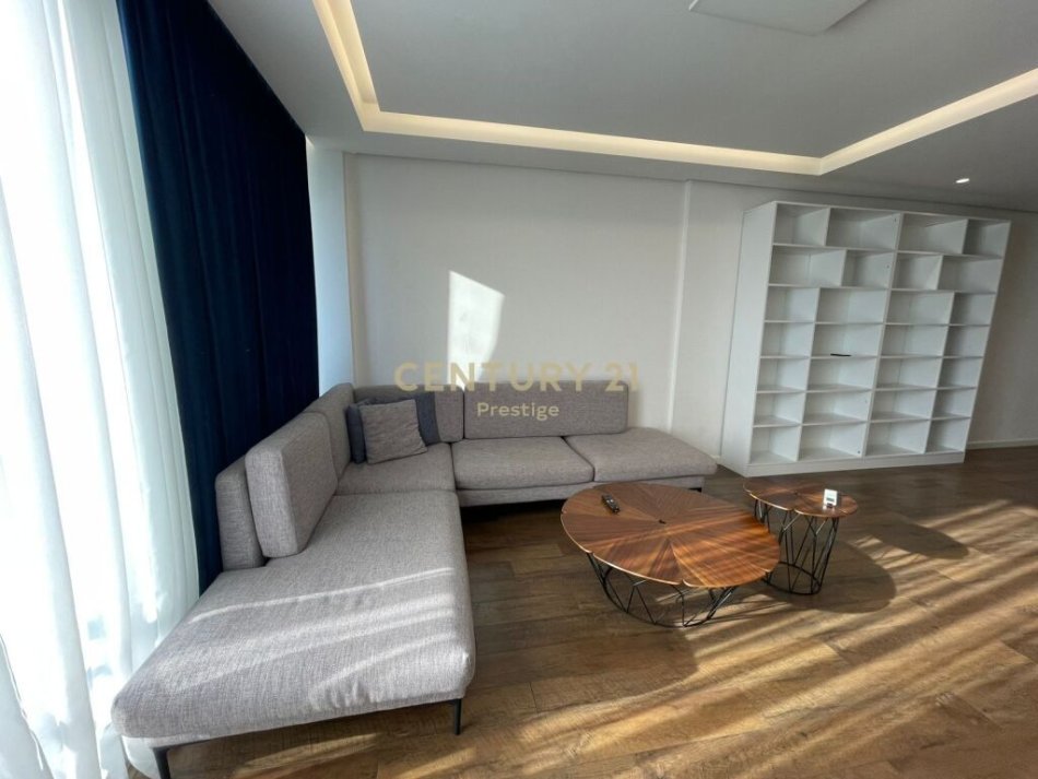 Tirane, jepet me qera apartament 3+1 Kati 9, 153 m² 2.500 € (Ambasada amerikane)