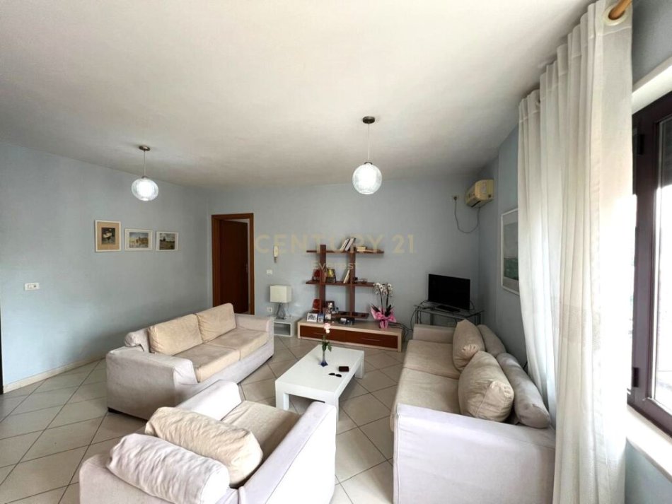 Tirane, jepet me qera apartament 2+1 Kati 9, 100 m² 700 € (RRUGA E BARRIKADAVE)