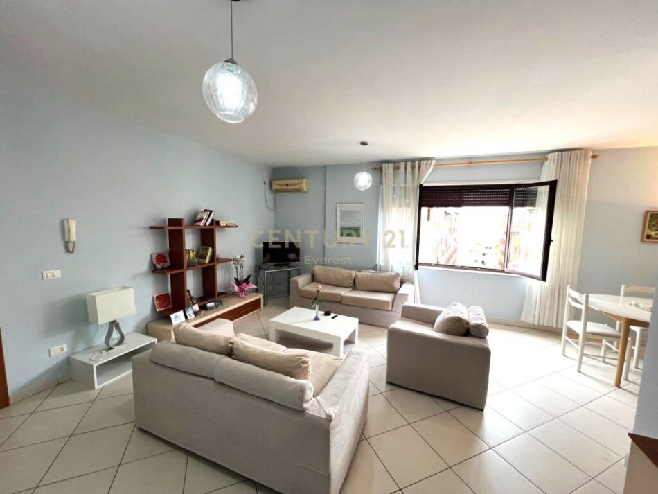 Tirane, jepet me qera apartament 2+1 Kati 9, 100 m² 700 € (RRUGA E BARRIKADAVE)