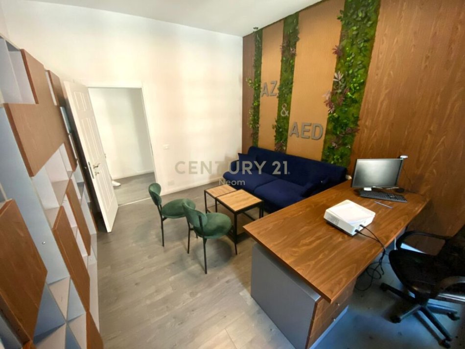 Tirane, jepet me qera zyre Kati 4, 116 m² 1.000 € (Square 21 Rruga e Kavajes)