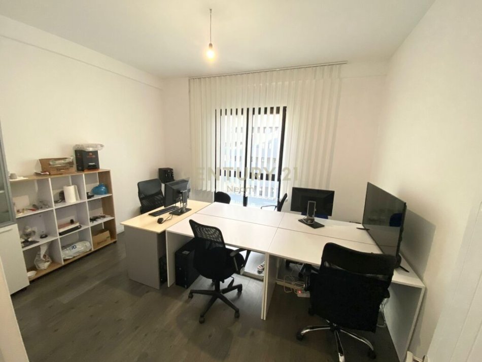 Tirane, jepet me qera zyre Kati 4, 116 m² 1.000 € (Square 21 Rruga e Kavajes)