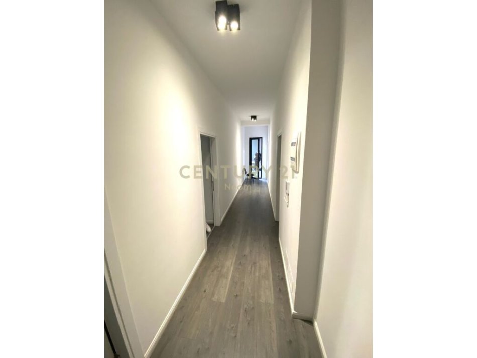 Tirane, jepet me qera zyre Kati 4, 116 m² 1.000 € (Square 21 Rruga e Kavajes)