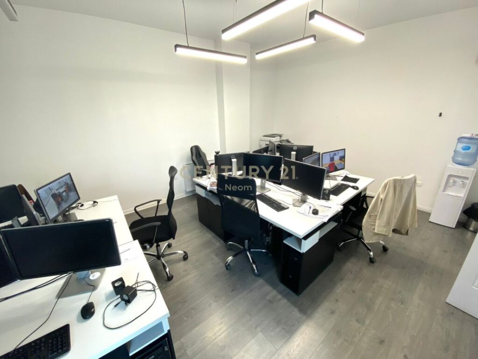 Tirane, jepet me qera zyre Kati 4, 116 m² 1.000 € (Square 21 Rruga e Kavajes)