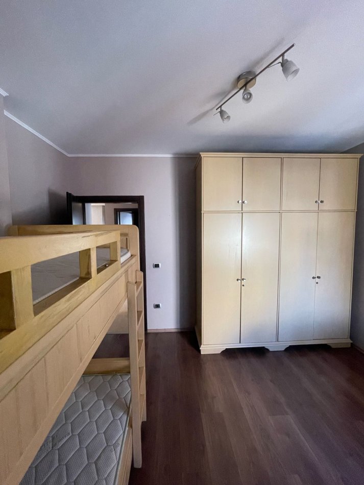 Tirane, jepet me qera apartament 3+1+Ballkon Kati 4, 143 m² 750 € (kodra e diellit)