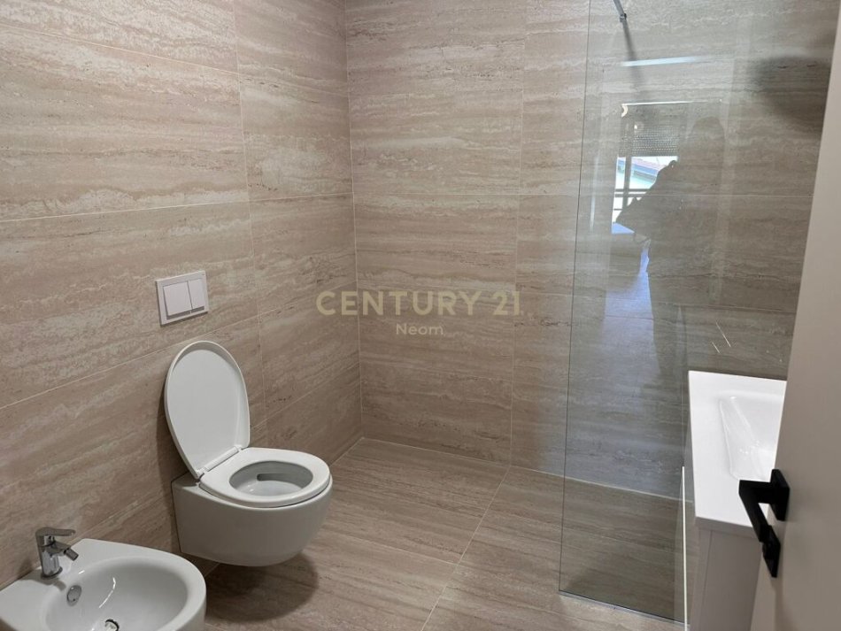 Tirane, jap me qera apartament 2+1+2 , 130 m² 1.100 € (Rruga e Elbasanit)