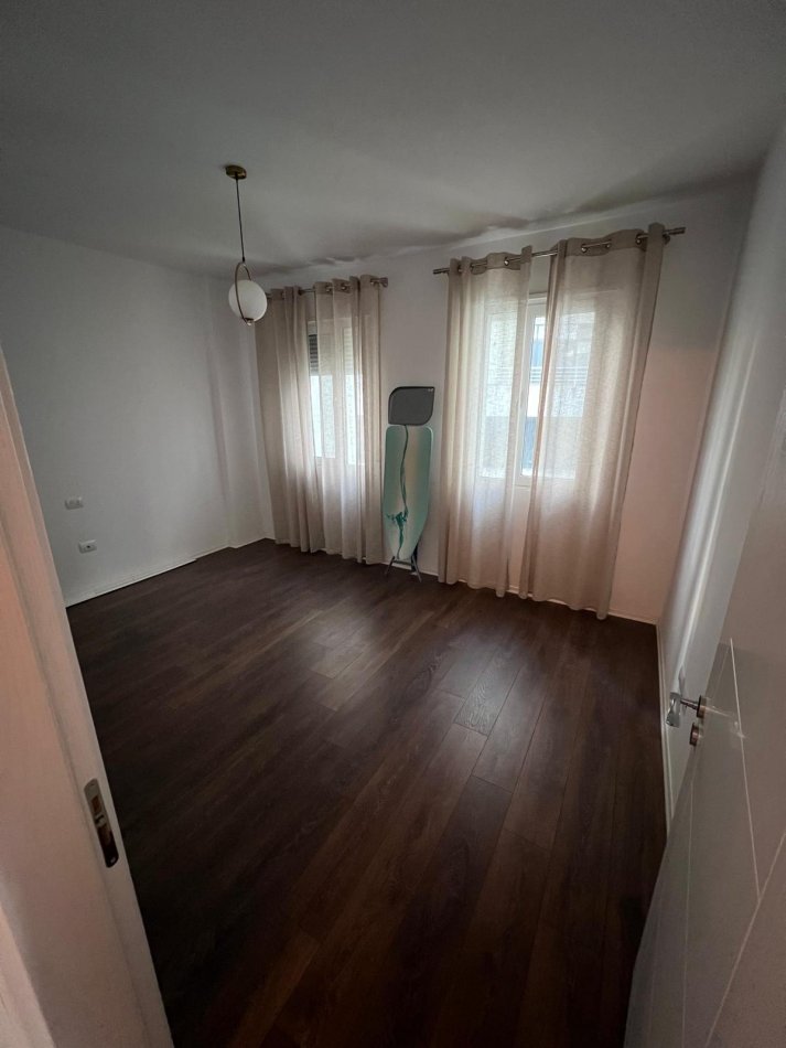 Tirane, jepet me qera apartament 2+1 Kati 5, 100 m² 700 € (Kopshti Zoologjik)