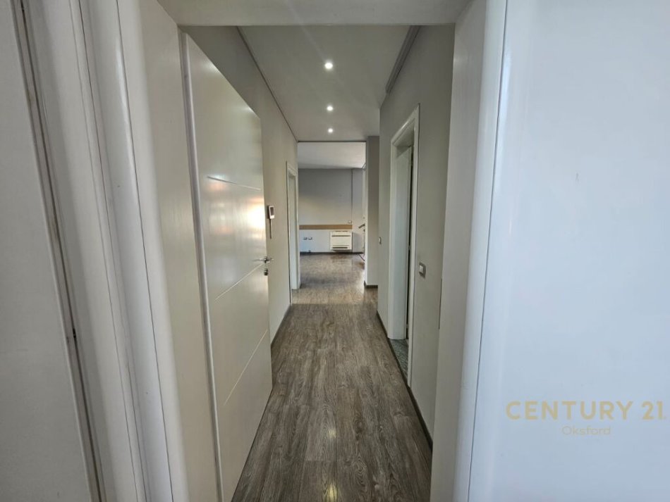 Tirane, jepet me qera ambjent biznesi Kati 2, 133 m² 1.400 € (21 Dhjetori)