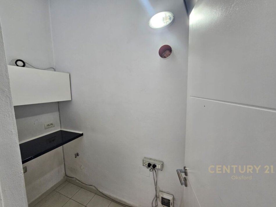 Tirane, jepet me qera ambjent biznesi Kati 2, 133 m² 1.400 € (21 Dhjetori)
