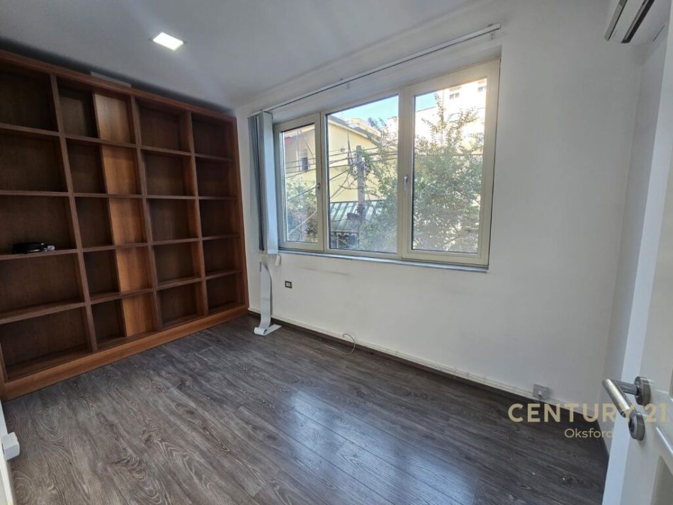 Tirane, jepet me qera ambjent biznesi Kati 2, 133 m² 1.400 € (21 Dhjetori)