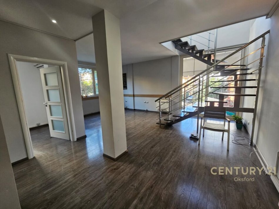 Tirane, jepet me qera ambjent biznesi Kati 2, 133 m² 1.400 € (21 Dhjetori)