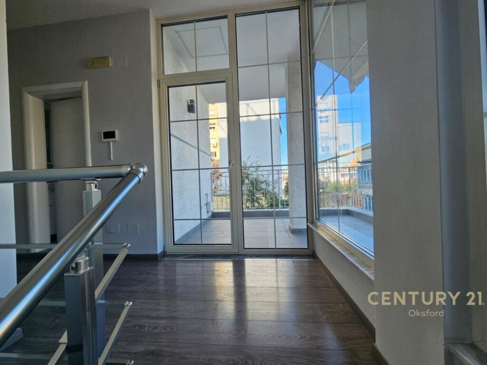 Tirane, jepet me qera ambjent biznesi Kati 2, 133 m² 1.400 € (21 Dhjetori)