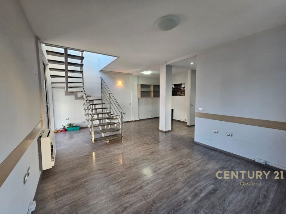 Tirane, jepet me qera ambjent biznesi Kati 2, 133 m² 1.400 € (21 Dhjetori)