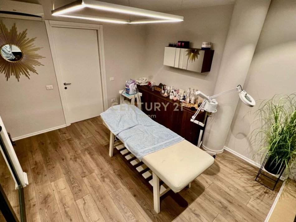 Tirane, shitet ambjent biznesi Kati 2, 221 m² (ish bllok)