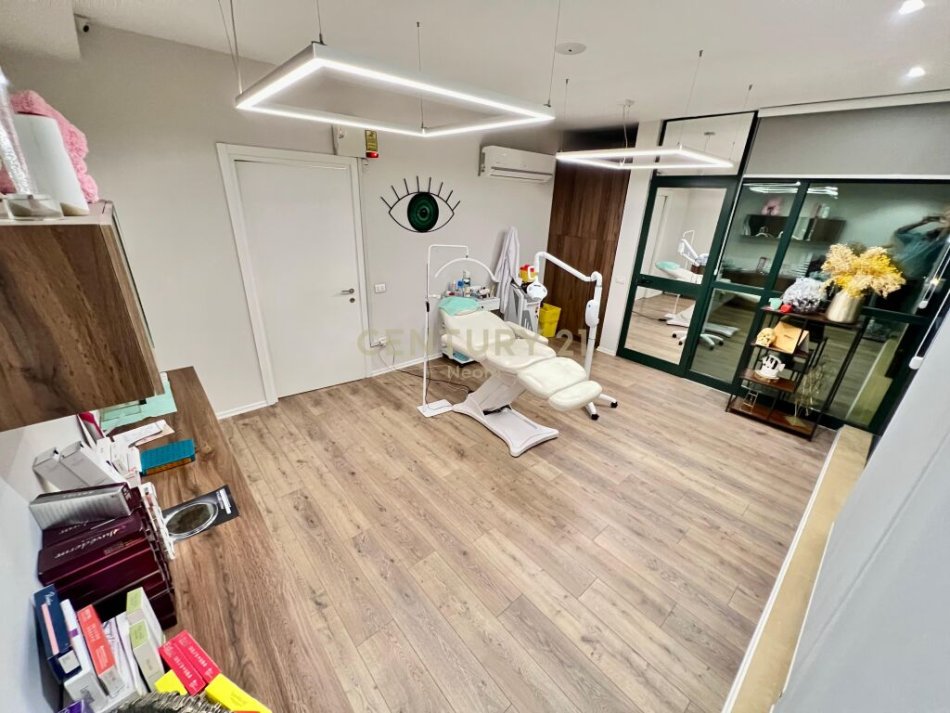 Tirane, shitet ambjent biznesi Kati 2, 221 m² (ish bllok)