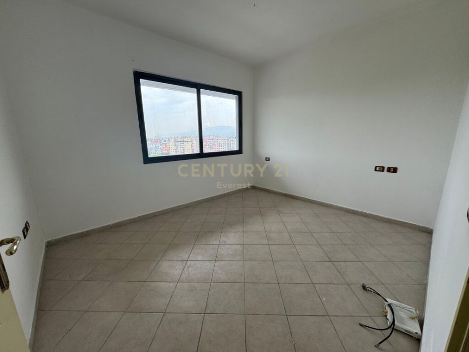 Tirane, shitet apartament 2+1 Kati 8, 132 m² 135.000 € (Yzberish everest102155)