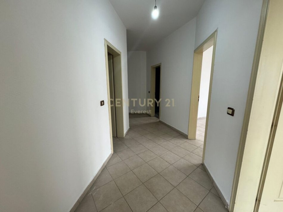 Tirane, shitet apartament 2+1 Kati 8, 132 m² 135.000 € (Yzberish everest102155)