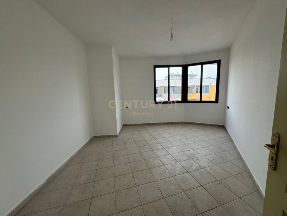 Tirane, shitet apartament 2+1 Kati 8, 132 m² 135.000 € (Yzberish everest102155)
