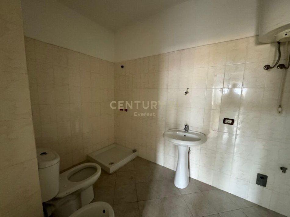 Tirane, shitet apartament 2+1 Kati 8, 132 m² 135.000 € (Yzberish everest102155)