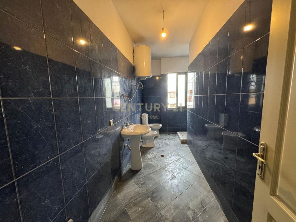 Tirane, shitet apartament 2+1 Kati 8, 132 m² 135.000 € (Yzberish everest102155)