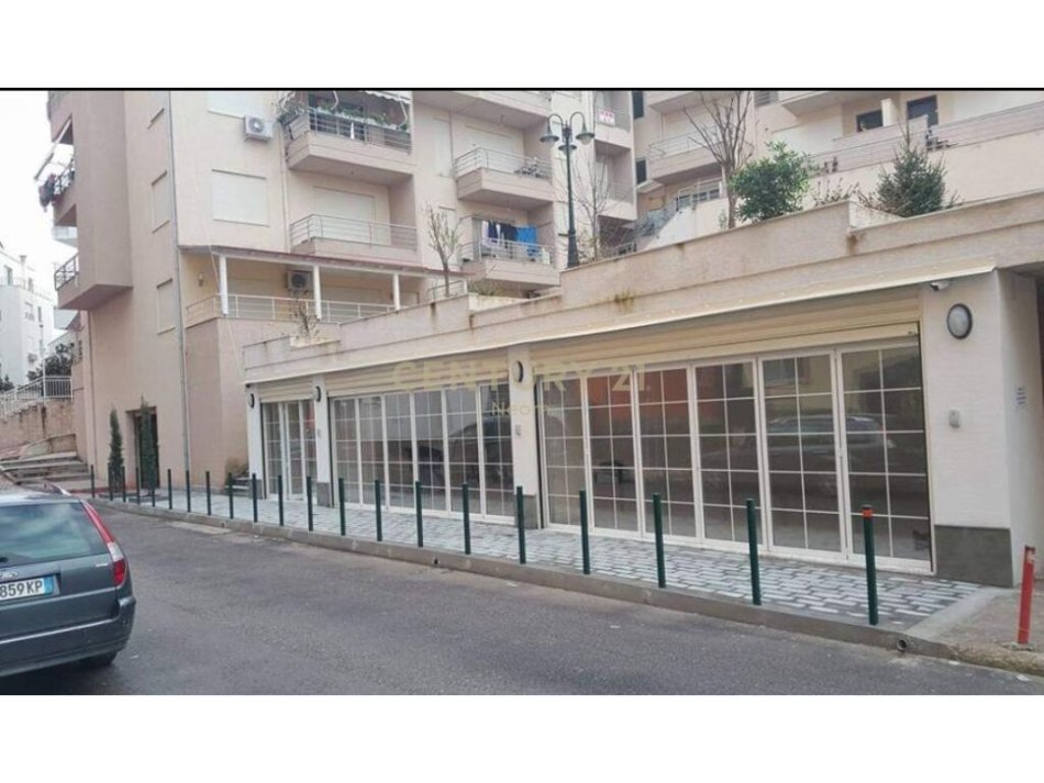 Tirane, shes ambjent biznesi Kati 0, 100 m² 207.000 € (Liqeni i Thate, Neom102191)