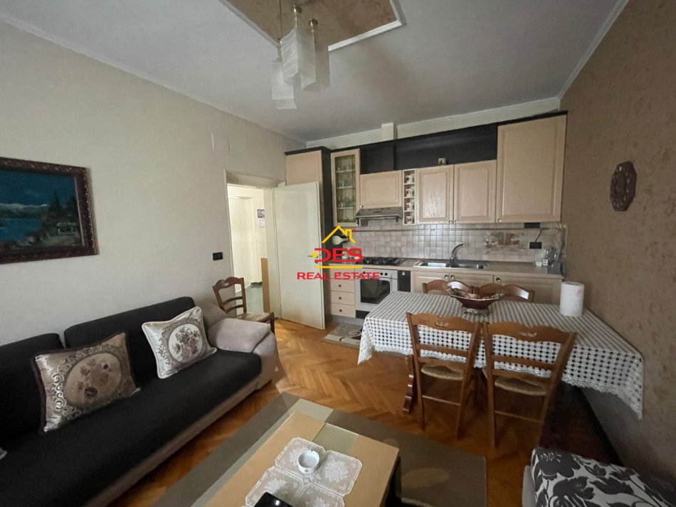 Vlore, shitet apartament 2+1 Kati 4, 70 m² 70.000 € (Rruga Janaq Kilica)