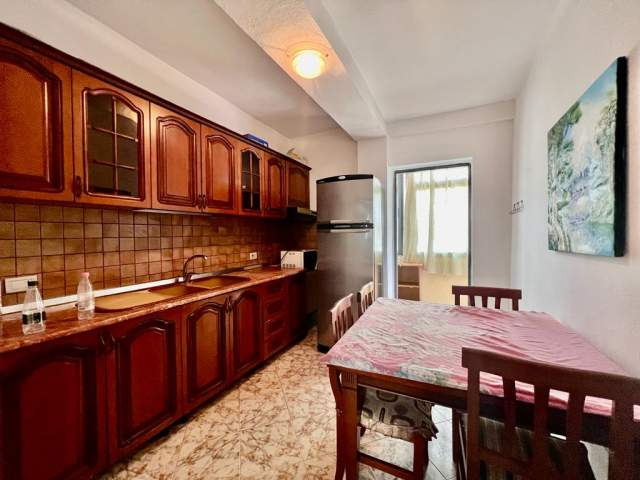 Tirane, jepet me qera apartament 3+1 Kati 2, 125 m² 400 Euro (Xhamlliku)