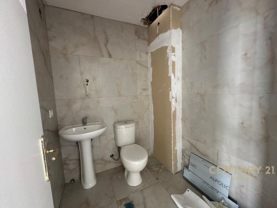 Tirane, jepet me qera ambjent biznesi Kati 0, 129 m² 1.700 € (Ish fusha aviacionit)