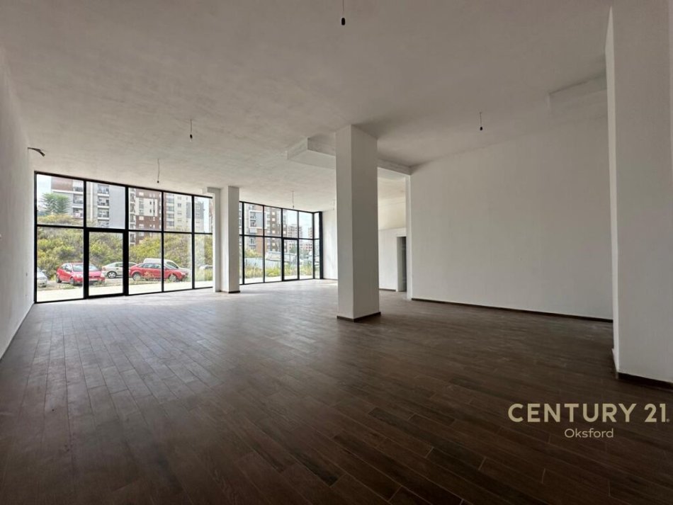 Tirane, jepet me qera ambjent biznesi Kati 0, 129 m² 1.700 € (Ish fusha aviacionit)