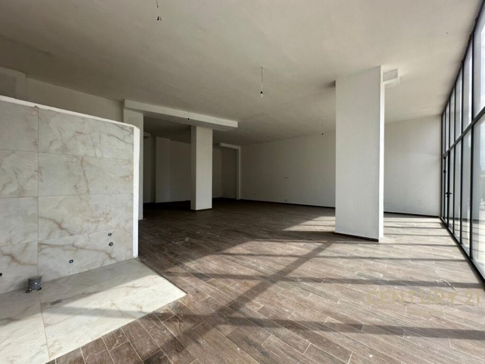 Tirane, jepet me qera ambjent biznesi Kati 0, 129 m² 1.700 € (Ish fusha aviacionit)