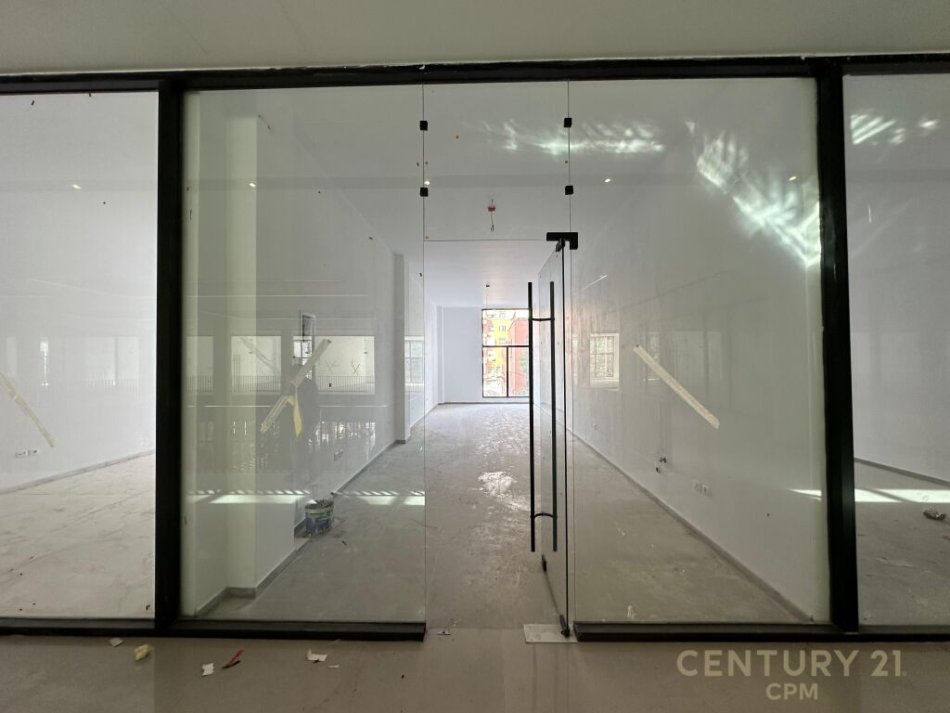 Tirane, jepet me qera ambjent biznesi Kati 1, 57 m² 1.500 € (Rruga e Kavajes)