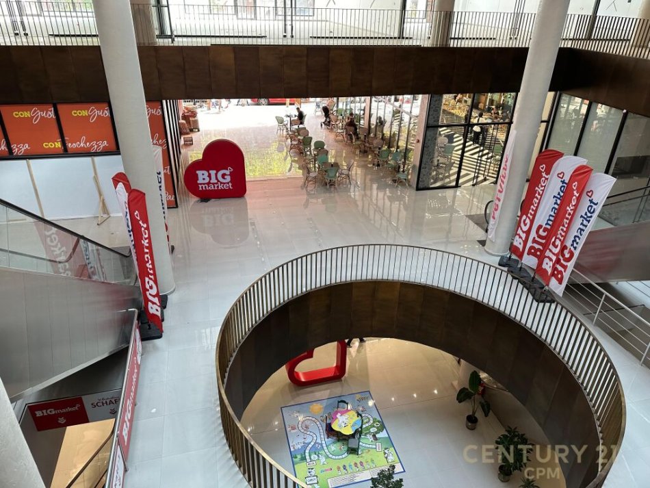 Tirane, jepet me qera ambjent biznesi Kati 1, 57 m² 1.500 € (Rruga e Kavajes)