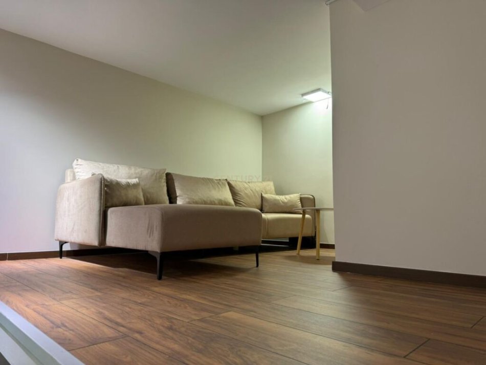 Tirane, jepet me qera zyre , 20 m² 350 € (Bulevardi i Ri Hipoteka)