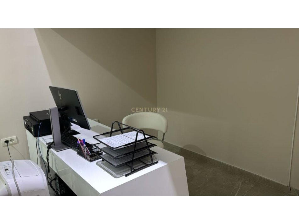 Tirane, jepet me qera zyre , 20 m² 350 € (Bulevardi i Ri Hipoteka)