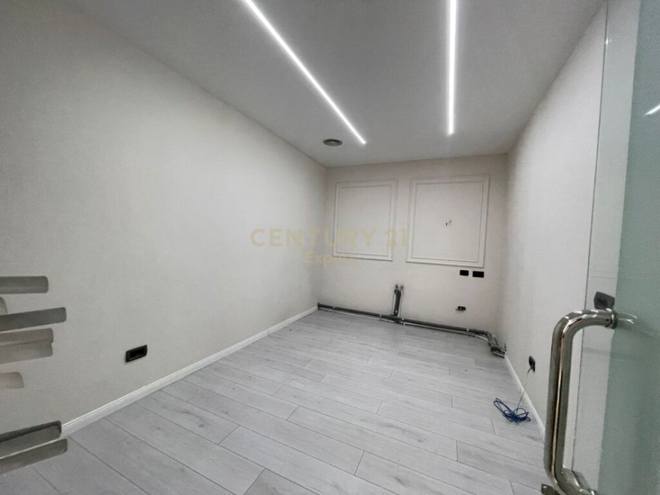 Tirane, jepet me qera ambjent biznesi Kati 1, 94 m² 1.350 € (Liceu Artistik)