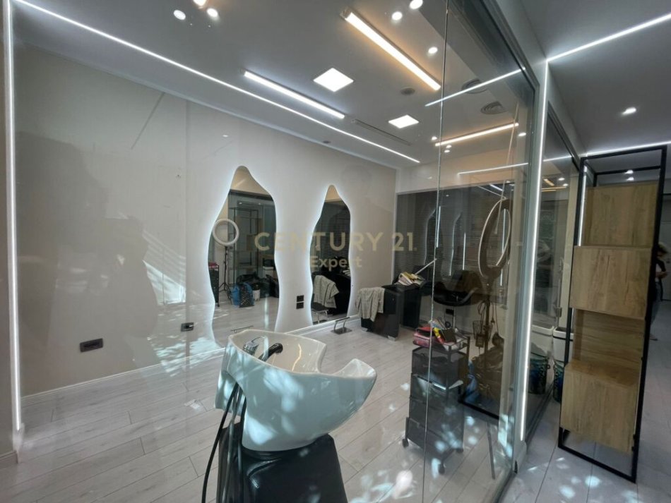Tirane, jepet me qera ambjent biznesi Kati 1, 94 m² 1.350 € (Liceu Artistik)